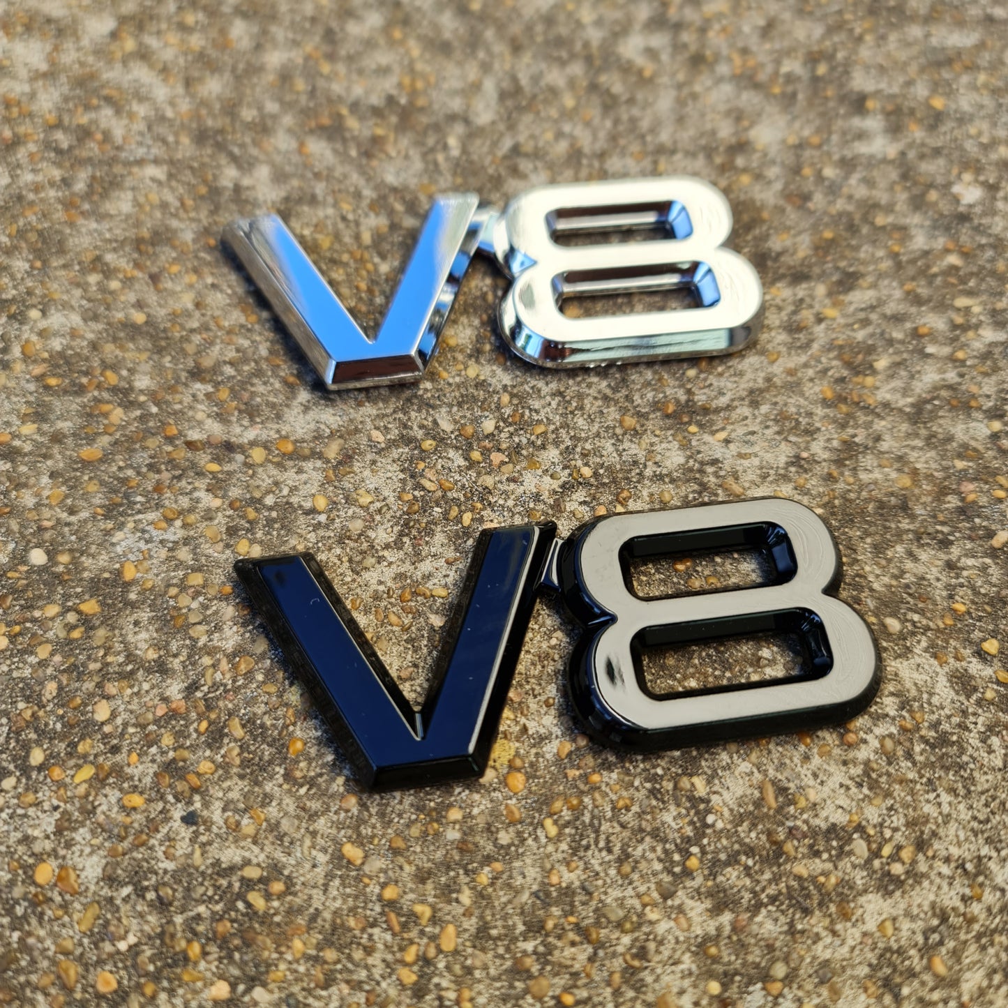 V8 Emblem