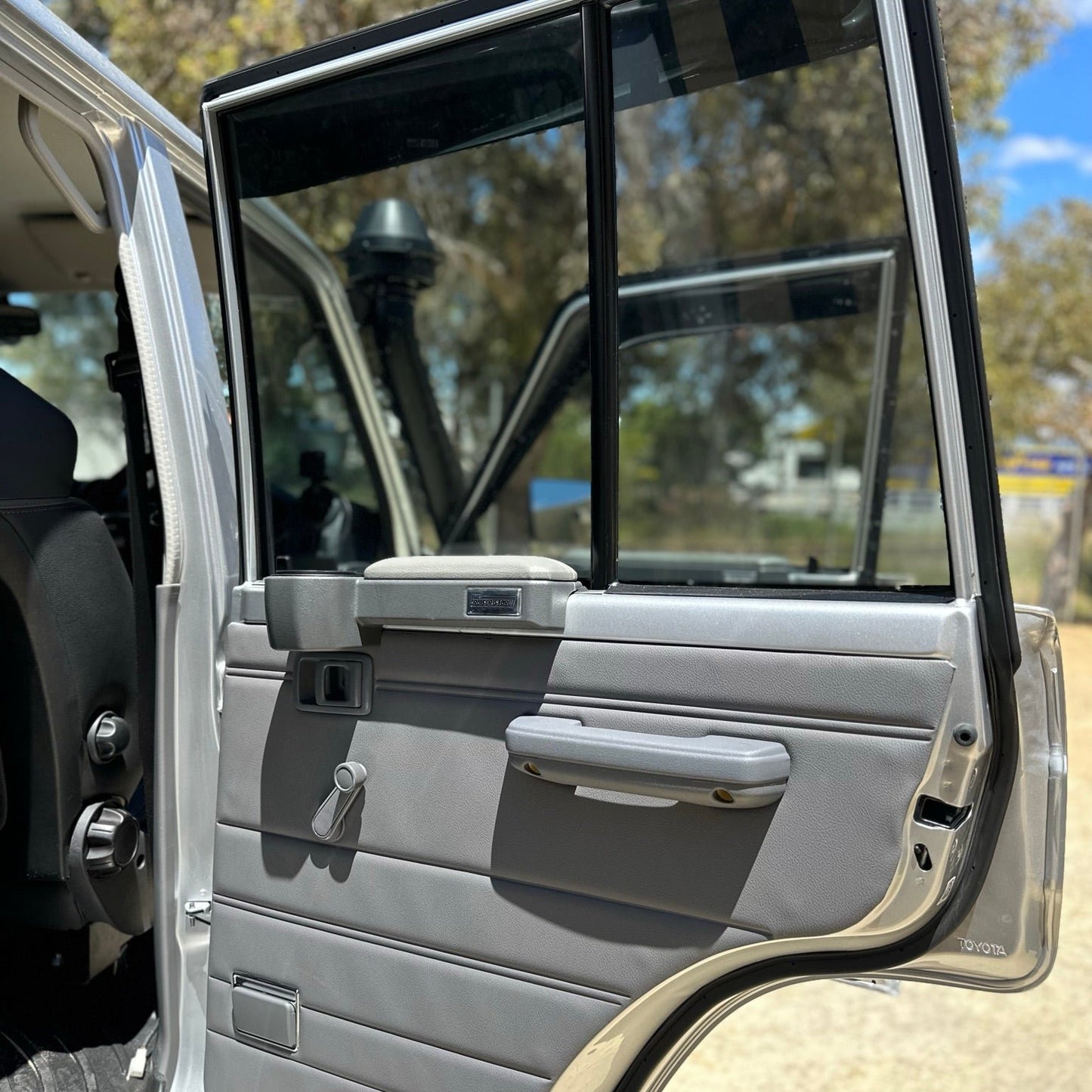 'STUBBY' Magnetic Armrest and Cupholder Pair - Suitable for 70 Series Land Cruiser (Rear Doors)